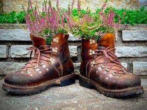 Bepflanzte Schuhe - Kreative Gartendekoration-dekoking.com-2