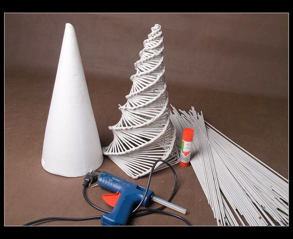 Weihnachtsbaum aus Papierrollen basteln-dekoking-com-3