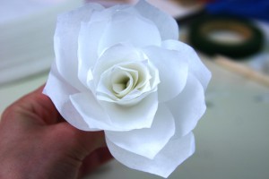 Wunderschöne Rosen aus Kaffeefiltern basteln - Anleitung-dekoking-com-3