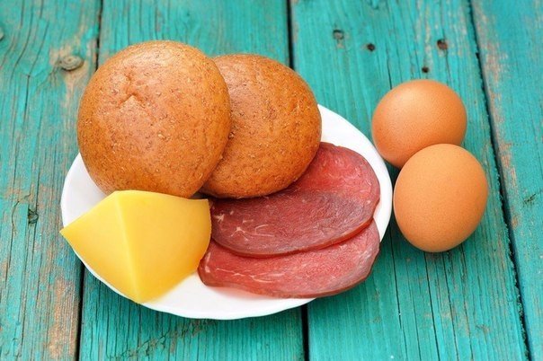 gebackene-eier-mit-schinken-im-broetchen-dekoking-com-1