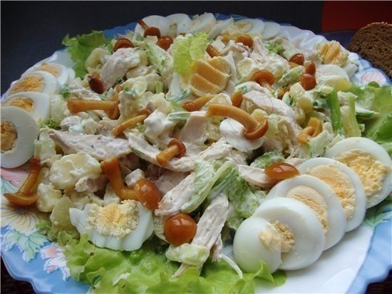 frischer-salat-mit-pilzen-dekoking-com