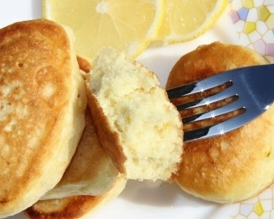 Fluffige Kefir-Pfannkuchen mit Zitrone