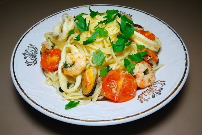 Spaghetti mit Meeresfrüchten und Kirschtomaten in Weißwein
